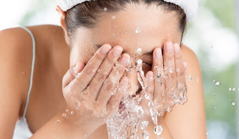 洗顔する女性イメージ